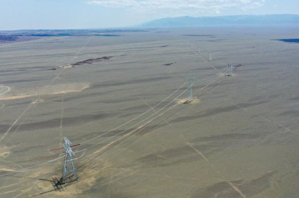 开户配资 2260公里跨越5省份 0.007秒“疆电”点亮山城